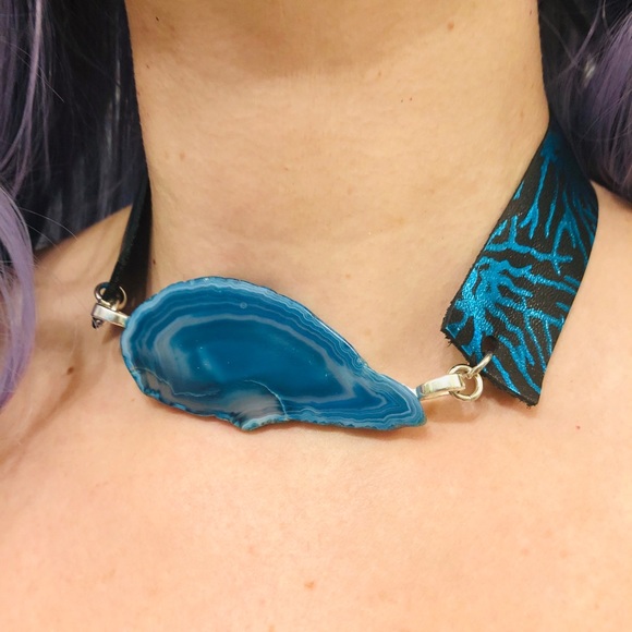 Blue agate holographic necklace - Picture 3 of 6